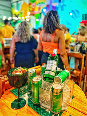 Pessoas curtindo o bamba com balde de cervejas colorado